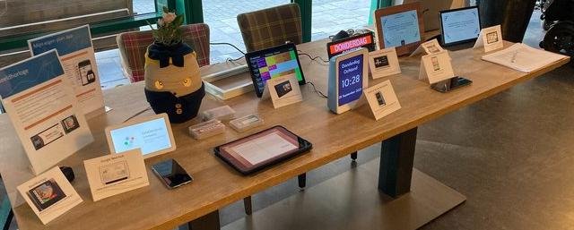 Zorgtechnologie op een tafel tijdens een technologiemarkt van InteraktContour